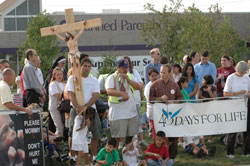 Archdiocesan Catholics pray in front of the Planned Parenthood abortion clinic in Indianapolis on Sept. 21 after a two-mile rosary procession from the kick-off prayer rally at the St. Augustine Home for the Aged Chapel. Catholics in southern Indiana and Kentucky are praying in front of the E.M.W. Women’s Surgical Center, an abortion facility in downtown Louisville, as part of the national “40 Days for Life” prayer campaign from Sept. 24 through Nov. 2. (Photo by Mary Ann Wyand) 