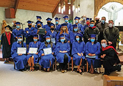 Los graduados del Instituto de Liderazgo Pastoral Hispano de la Arquidiócesis retratados con varios sacerdotes después de una ceremonia de graduación en la Iglesia de San Andrés Apóstol en Indianápolis el 3 de julio. En total, 22 personas recibieron diplomas como parte de la octava clase de graduados en liderazgo pastoral de la Arquidiócesis. (Foto enviada)