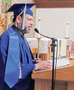 Oscar Salcedo de la parroquia de San Bartolomé de Columbus y graduado del Instituto Pastoral Intercultural, reflexiona sobre su experiencia en el programa de dos años. (Foto de Mike Krokos)